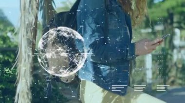 Akıllı telefon kullanan beyaz bir kadın üzerinde iş metinleriyle veri işleme ve küre animasyonu. Küresel teknoloji ve dijital arayüz konsepti dijital olarak oluşturulmuş video.