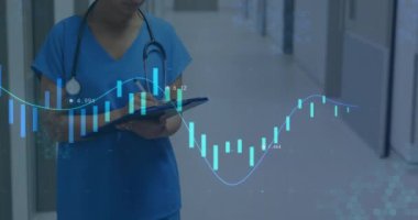 Panoya yazı yazan melez kadın doktorların diyagramlarının ve veri işlemelerinin animasyonu. Küresel tıp ve dijital arayüz kavramı dijital olarak oluşturulmuş video.