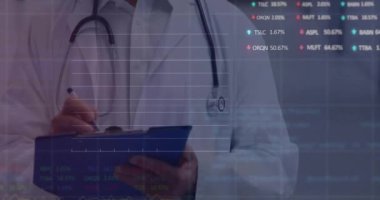 Panoya yazı yazan beyaz erkek doktorun veri işleme ve diyagramlarının animasyonu. Küresel tıp, teknoloji ve dijital arayüz kavramı dijital olarak oluşturulmuş video.