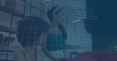 Ofisteki çeşitli iş adamları üzerinde finansal veri işleme animasyonu. Küresel finans, iş, bağlantılar, hesaplama ve veri işleme kavramı dijital olarak oluşturulmuş video.