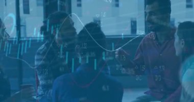 Ofiste konuşan çeşitli meslektaşların diyagramlarının ve veri işlemelerinin animasyonu. Küresel iş ve dijital arayüz kavramı dijital olarak oluşturulmuş video.