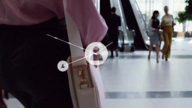 Yürüyen merdivendeki farklı iş adamlarının ikonlarıyla bağlantı ağının animasyonu. Küresel iş ve dijital arayüz kavramı dijital olarak oluşturulmuş video.