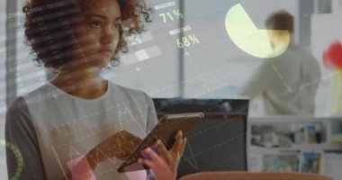 Tablet kullanan iki ırklı iş kadınının finansal veri işleme animasyonu. Küresel iş, bağlantılar, hesaplama ve veri işleme kavramı dijital olarak oluşturulmuş video.