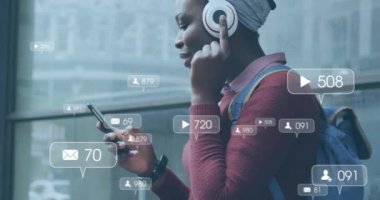 Akıllı telefon kullanan mutlu Afro-Amerikan kadın için sosyal medya bildirimleri. Dijital arayüz, bağlantı, sosyal ağ, yaşam tarzı ve iletişim, dijital olarak oluşturulmuş video.