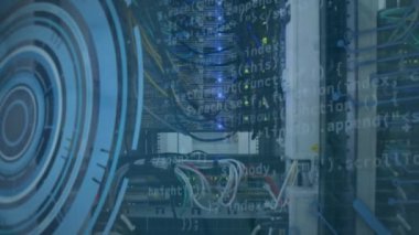 Sunucu odasında veri işleme ve tarama animasyonu. Küresel teknoloji ve dijital arayüz konsepti dijital olarak oluşturulmuş video.