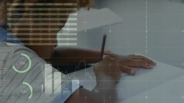 Afro-Amerikan öğrencilerin sınıfta yazdıklarıyla ilgili veri işleme çizelgelerinin animasyonu. Eğitim, dijital arayüz, veri, öğrenme, ağ ve iletişim, dijital olarak oluşturulmuş video.