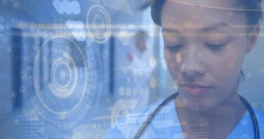 Steteskoplu çift ırklı kadın hemşire üzerinde veri işleme animasyonu. Küresel tıp ve dijital arayüz kavramı dijital olarak oluşturulmuş video.