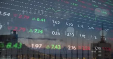 Şehir manzarası üzerinde finansal veri işleme animasyonu. Küresel iş, bağlantılar, hesaplama ve veri işleme kavramı dijital olarak oluşturulmuş video.