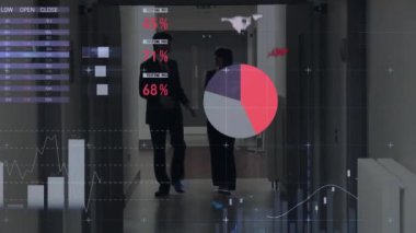 Veri işleme animasyonu, borsa ve Kafkasyalı iş adamlarının yürümesi üzerine dünya haritası. İş ve dijital arayüz kavramı, dijital olarak oluşturulmuş video.