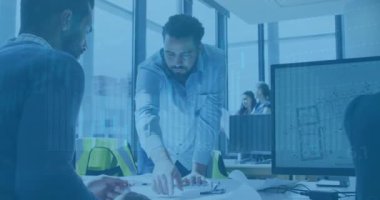 Ofisteki çeşitli iş adamları üzerinde finansal veri işleme animasyonu. Küresel finans, iş, bağlantılar, hesaplama ve veri işleme kavramı dijital olarak oluşturulmuş video.