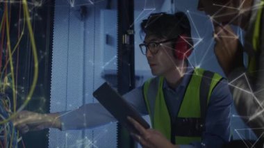 Sunucu odasındaki tablet kullanılarak çeşitli işçiler üzerinde hareket eden şekillerin animasyonu. Küresel teknoloji ve dijital arayüz konsepti dijital olarak oluşturulmuş video.