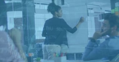 Ofisteki çeşitli iş adamları üzerinde finansal veri işleme animasyonu. Küresel finans, iş, bağlantılar, hesaplama ve veri işleme kavramı dijital olarak oluşturulmuş video.