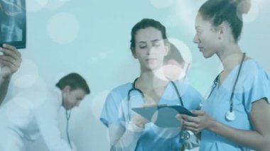 Çeşitli doktorlar üzerinde veri işleme animasyonu. Küresel tıp, bağlantılar, hesaplama ve veri işleme kavramı dijital olarak oluşturulmuş video.