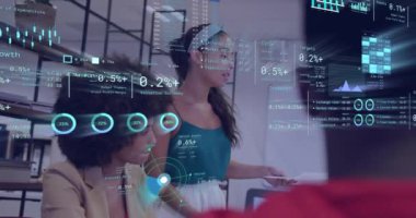 Ofiste iş tartışan çeşitli kadın meslektaşların diyagramlarının ve veri işlemelerinin animasyonu. Küresel iş, takım çalışması ve dijital arayüz kavramı dijital olarak oluşturulmuş video.