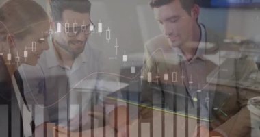 Ofisteki çeşitli iş adamları üzerinde finansal veri işleme animasyonu. Küresel finans, iş, bağlantılar, hesaplama ve veri işleme kavramı dijital olarak oluşturulmuş video.