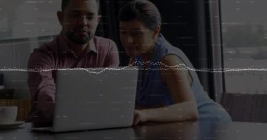 Dizüstü bilgisayarla çeşitli iş adamları üzerinde finansal veri işleme animasyonu. Küresel finans, iş, bağlantılar, hesaplama ve veri işleme kavramı dijital olarak oluşturulmuş video.