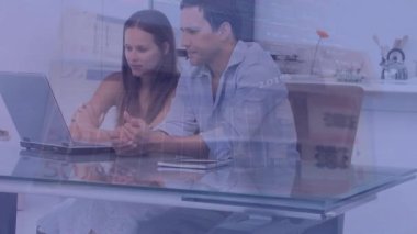 Kafkas çifti üzerinden dizüstü bilgisayar kullanarak finansal veri işleme animasyonu. Küresel finans, iş, bağlantılar, hesaplama ve veri işleme kavramı dijital olarak oluşturulmuş video.