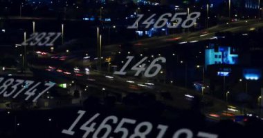 Gece şehrinde veri işleme animasyonu. Küresel teknoloji ve dijital arayüz konsepti dijital olarak oluşturulmuş video.