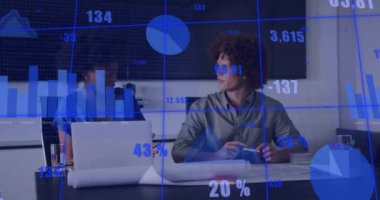 Muhtelif meslektaşların ofiste iş görüşmesi üzerine finansal veri işleme animasyonu. Küresel iş, finans ve dijital arayüz kavramı dijital olarak oluşturulmuş video.