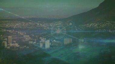 Şehir manzarası üzerindeki noktalarla bağlantı ağının animasyonu. Küresel teknoloji ve dijital arayüz konsepti dijital olarak oluşturulmuş video.