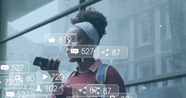 Animation Notifications Médias Sociaux Sur Une Femme Afro Américaine Heureuse — Video