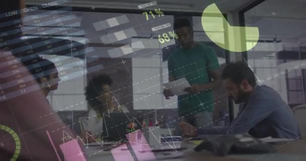 Ofisteki Çeşitli Adamları Üzerinde Finansal Veri Işleme Animasyonu Küresel Finans — Stok video