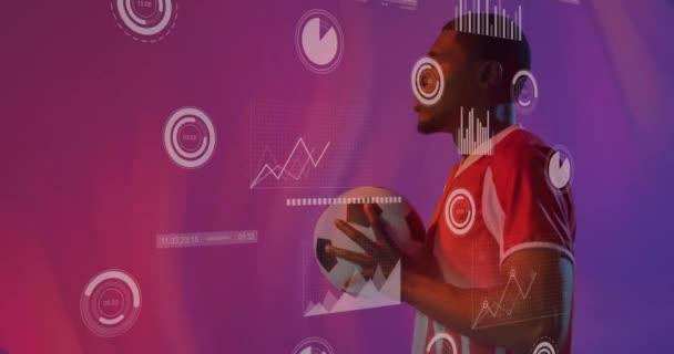 Animación Gráficos Procesando Datos Sobre Futbolista Afroamericano Masculino Sosteniendo Pelota — Vídeo de stock