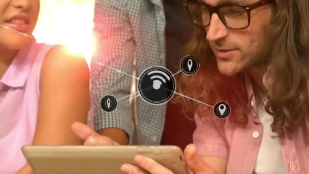 Animation Réseau Connexions Avec Des Icônes Wifi Sur Divers Hommes — Video