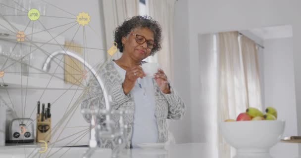 Afrika Kökenli Amerikalı Bir Kadının Kahve Içmesi Üzerine Ikonlarla Olan — Stok video