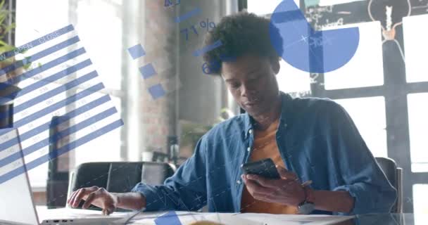 사무실에서 아프리카계 미국인 사업가를 데이터 처리의 애니메이션 글로벌 비즈니스 컴퓨팅 — 비디오