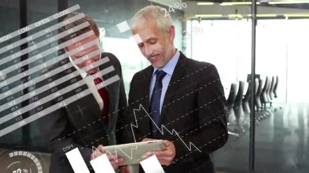 Animation Der Verarbeitung Von Finanzdaten Über Kaukasische Kollegen Mittels Tablet — Stockvideo