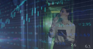 Tablet kontrol sunucuları olan beyaz kadın mühendis üzerindeki veri işleme resmi. 