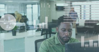 Ofisteki bilgisayarı kullanarak iş adamının mali veri işleme görüntüsü. küresel iş, veri işleme ve dijital arayüz kavramı dijital olarak oluşturulmuş görüntü.