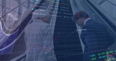 Çeşitli iş adamlarının konuştuğu finansal verilerin ve grafiklerin görüntüsü. küresel iş, finans, ekonomi ve teknoloji konsepti dijital olarak oluşturulmuş imaj.