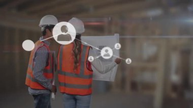 Depodaki çeşitli işçiler üzerindeki simgelerle bağlantı ağının animasyonu. Küresel gönderim, iş, bağlantılar ve dijital arayüz konsepti dijital olarak oluşturulmuş video.