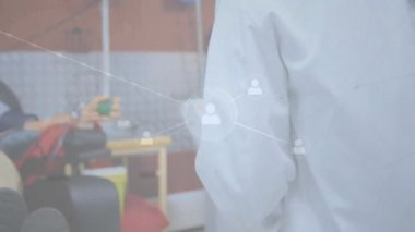 Muhtelif doktor ve hastalar arasındaki bağlantı ağının animasyonu. Küresel tıp, sağlık, bağlantılar ve dijital arayüz konsepti dijital olarak oluşturulmuş video.
