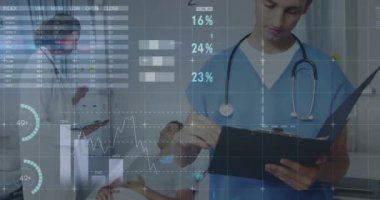 Veri işleme ve diyagramlarının animasyonu beyaz doktorlar ve erkek hastalar üzerinde hastane yatağında. Küresel tıp ve dijital arayüz kavramı dijital olarak oluşturulmuş video.