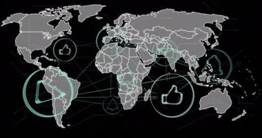 Dünya haritasında sosyal medya simgelerinin ve veri işlemenin karanlık arka planda canlandırılması. Küresel finans, iş, bağlantılar, hesaplama ve veri işleme kavramı dijital olarak oluşturulmuş video.