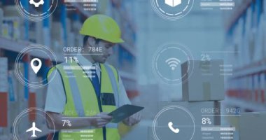 Depoda tablet kullanan beyaz erkek işçilerin veri işleme ve medya simgelerinin canlandırılması. Küresel iş ve dijital arayüz kavramı dijital olarak oluşturulmuş video.