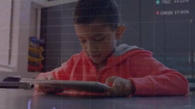 Sınıfta tablet kullanan melez bir öğrencinin dosyalarını işleme animasyonu. Eğitim, dijital arayüz, veri, öğrenme, ağ ve iletişim, dijital olarak oluşturulmuş video.