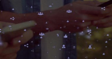 Elektronik cihazlar kullanan insanların üzerindeki simgelerle bağlantı ağının animasyonu. Küresel finans, iş, bağlantılar, hesaplama ve veri işleme kavramı dijital olarak oluşturulmuş video.