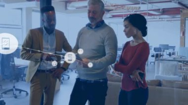 Farklı meslekdaşların iş tartışmalarında simgelerle bağlantı ağının animasyonu. Küresel iş, teknoloji ve dijital arayüz kavramı dijital olarak oluşturulmuş video.