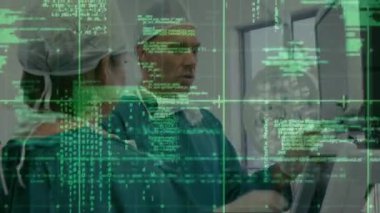 Çeşitli cerrahlar üzerinde veri işleme animasyonu. Küresel tıp, işletme, bağlantılar, hesaplama ve veri işleme kavramı dijital olarak oluşturulmuş video.