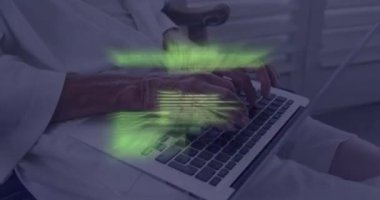 Bilgisayarı kullanan beyaz bir kadının üzerinde veri işleme olan devre kartının animasyonu. Dijital olarak oluşturulmuş küresel bağlantılar, hesaplama, dijital arayüz ve veri işleme kavramı.