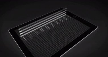 Tablet ekranında renkli diyagramlar ve veri işleme animasyonları. Küresel teknoloji ve dijital arayüz konsepti dijital olarak oluşturulmuş video.