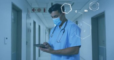 Tablet kullanan çift ırklı erkek doktorun kimyasal formülünün animasyonu. Küresel tıp ve dijital arayüz kavramı dijital olarak oluşturulmuş video.