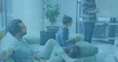 Ofisteki çeşitli iş adamları üzerinde finansal veri işleme animasyonu. Küresel finans, iş, bağlantılar, hesaplama ve veri işleme kavramı dijital olarak oluşturulmuş video.