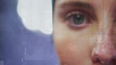 Beyaz kadın doktor ve yürüyen insanlar üzerinde finansal veri işleme animasyonu. Küresel tıp, bilgisayar ve dijital arayüz kavramı dijital olarak oluşturulmuş video.