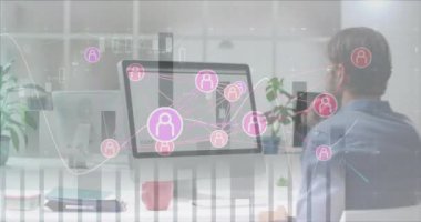 Bilgisayarlı Kafkas işadamının bağlantılarının ve veri işlemesinin animasyonu. Küresel finans, iş, bağlantılar, hesaplama ve veri işleme kavramı dijital olarak oluşturulmuş video.