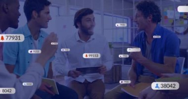 Medya simgelerinin, çeşitli meslekdaşların ofiste bir araya gelmesi üzerine canlandırılması. Küresel iş ve dijital arayüz kavramı dijital olarak oluşturulmuş video.